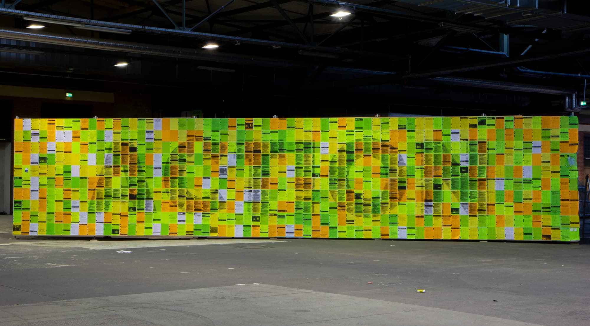 The final state of the wall. 38.378 tweets in 6 layers.